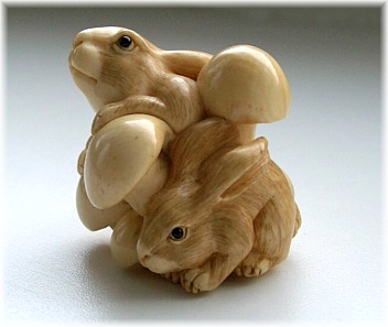 японская нецка из слоновой кости Зайчата и грибы