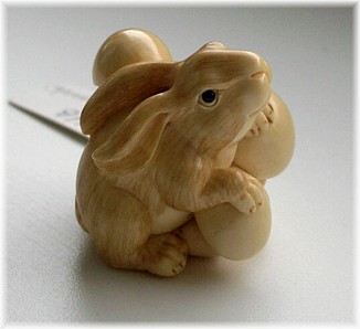 японская нэцкэ Зайчата