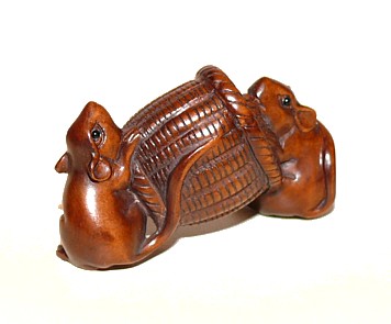 японская нэцкэ из кипариса Два Мышонка