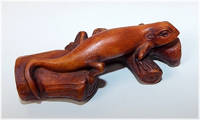 японская нэцкэ Ящерка на ветке