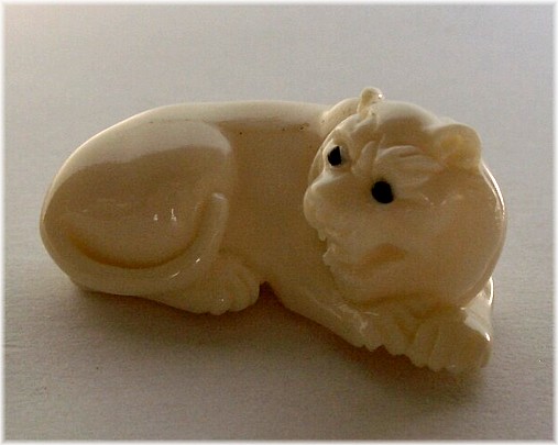 японская нэцкэ из моржового клыка ТИГР