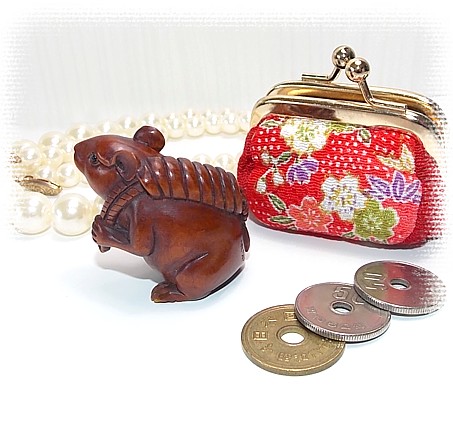 японская подписная нэцкэ Мышка с монетками, 1950-е гг.