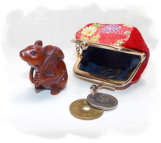 японская подписная нэцкэ Мышка с монетками, 1950-е гг.