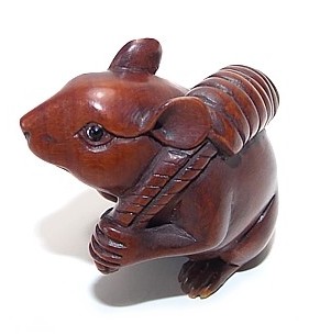 японская нэцка Мышка с монетами