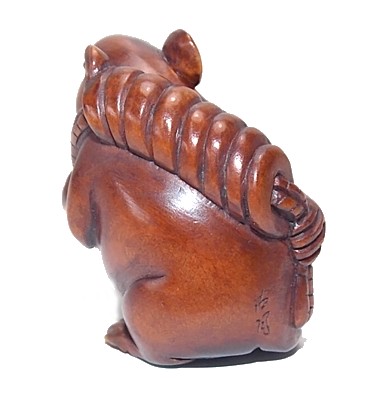 японская подписная нэцкэ Мышка с монетками, 1950-е гг.