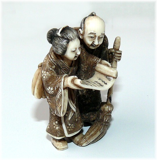 японская нэцкэ из слоновой кости Читающие письмо, автор Тадамори