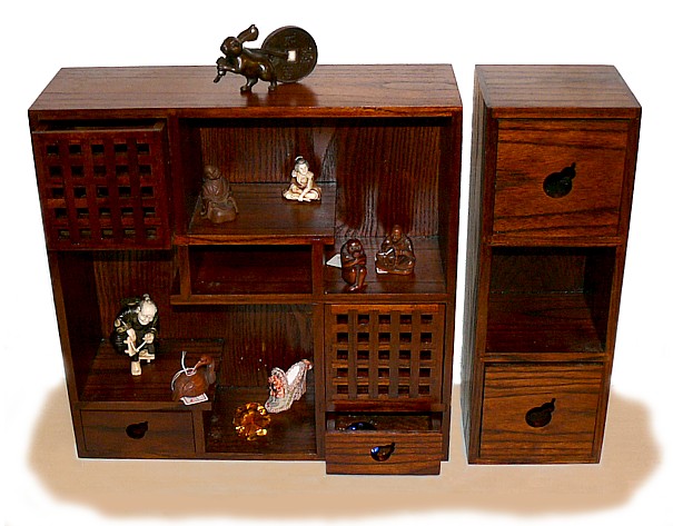 японская полка для нецке и окимоно