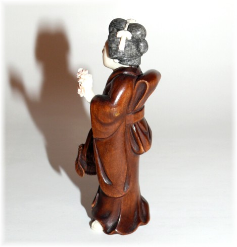 японская нэцкэ из слоновой кости и дерева Дама с цветами