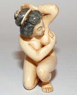 японская нецке Женщина с полотенцем, слоновая кость