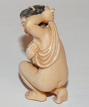 японская нецке Женщина с полотенцем, слоновая кость