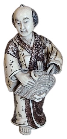 нэцкэ из слоновой кости Мужчина с плетеной шляпой в руках