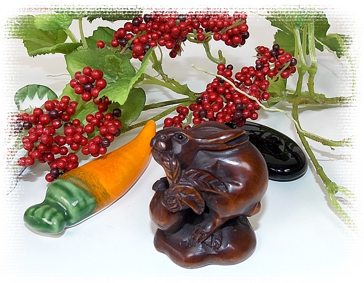 японская нэцкэ из кипариса Заяц с дайконом