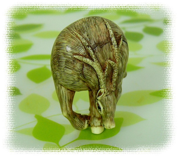 японская антикварная нэцкэ конца эпохи Эдо Пасущийся Олень