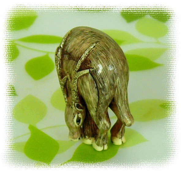 антикварная японская нецка из слоновой кости Пасущийся Олень