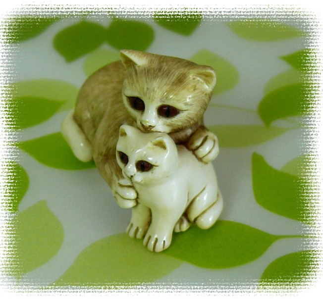 нэцка из слоновой кости Кошка с котенком, 1950-е гг.
