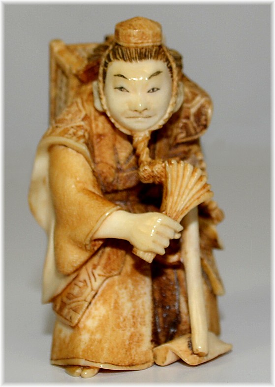 японская антикварная подписная нэцка из слоновой кости