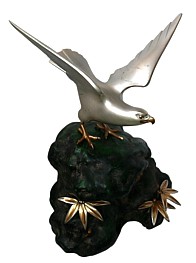 японская скульптурная композиция Сокол на вершине, 1930-е гг