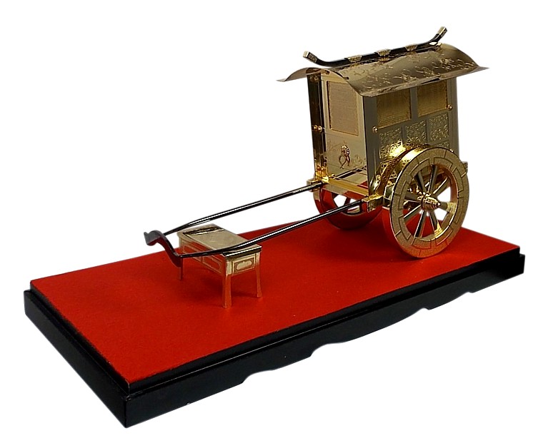 японское интерьерное украшение: золотой дворцовый экипаж