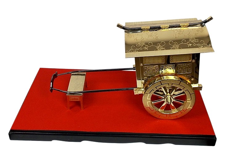 японское интерьерное украшение: золотой дворцовый экипаж