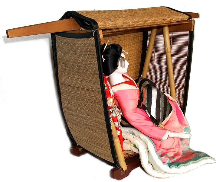 японская антикварная кукла Дама, сидящая в переносном паланкине 