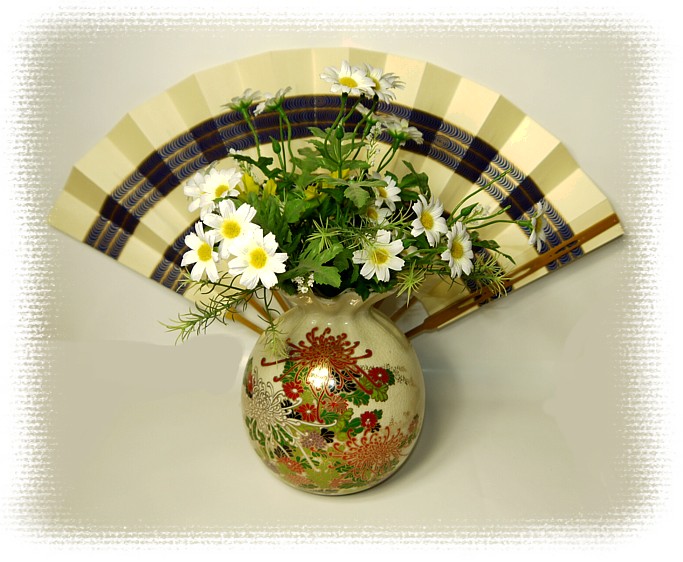 японский традиционный веер и ваза