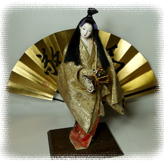 традиционный японский веер и интерьерная старинная японская кукла