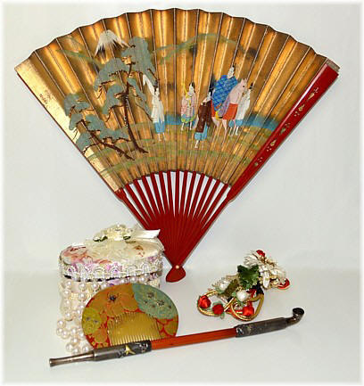 предметы японского искусства: веер театра кабуки, гребешок и украшение для прически, серебряная курительная трубка гейши