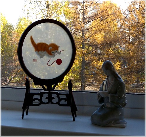 шелковый интерьерный экран с вышивкой