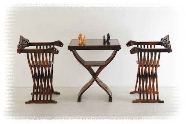 два скадных резных кресла и шахматный столик
