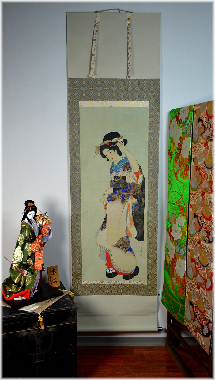 японский интерьер: антикварный свиток, пояса оби, японская традиционнная кукла 