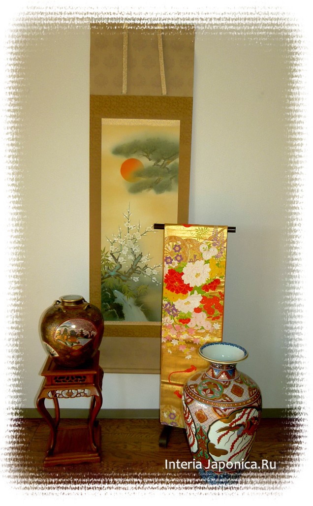 японская картина, японская ваза и пояс-оби в интерьере