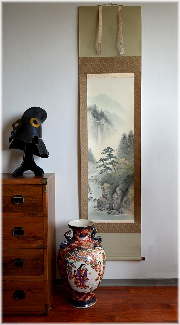 японское искусстваШ ваза напольная, самурайский шлем кабуто и акварельный рисунок на свитке