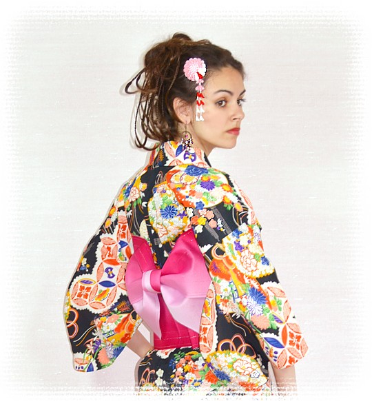 японское традиционное женское кимоно и пояс ОБИ в виде Бабочки