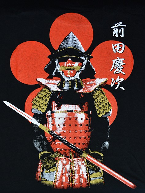 рисунокна футболке: самурайские доспехи, копье и иероглифы