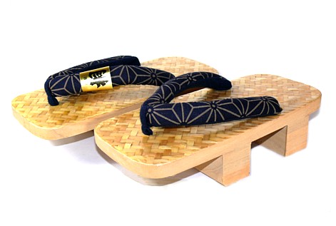 японская традиционная деревянная обувь гэта