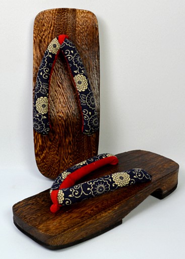 японская традиционная обувь гэта из натурального дерева