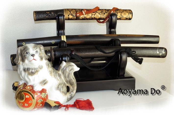 японское военное искусство: коллекция японских кинжалов танто на подставке