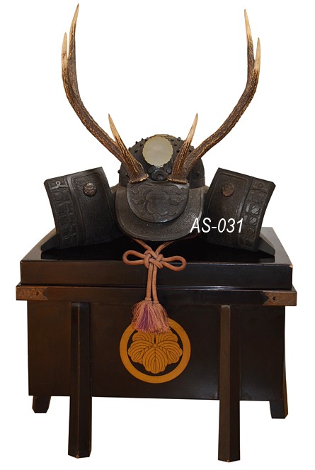 подставка резная для двух мечей в форме самурайского шлема кабуто, Япония, эпоха Мэйдзи