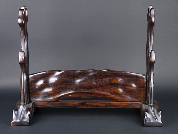 японская резная подставка для двух самурайских мечей из эбенового дерева