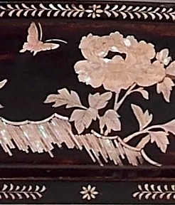 деталь инкрустации на японской подставке для самурайских мечей