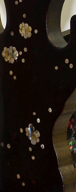 деталь инкрустации боковой стойки на японской подставке для катаны