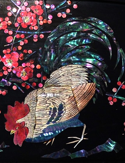 деталь инкрустации на японской антиварной подставке для самурайских мечей