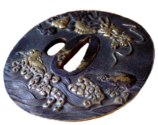 Цуба японского меча с изображением ДРАКОНА НАД ВОЛНАМИ