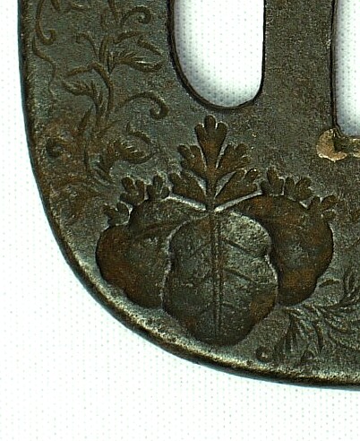 цуба (гарда) японского меча начала периода Эдо с изображениме цветка павлонии