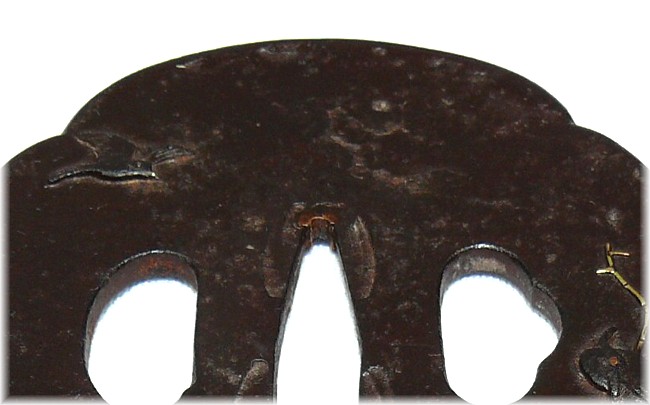 деталь изображения на кованной гарде японского меча