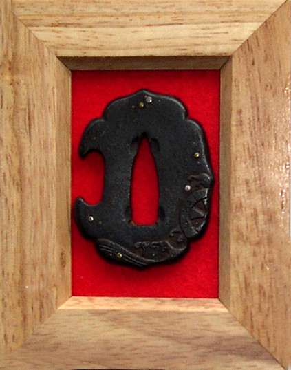 антикварная гарда японского кинжала танто с изображаением мельничного колеса, эпоха Эдо