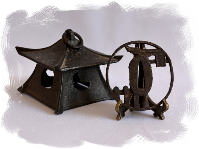 цуба - гарда японского меча с изображением храмовых ворот