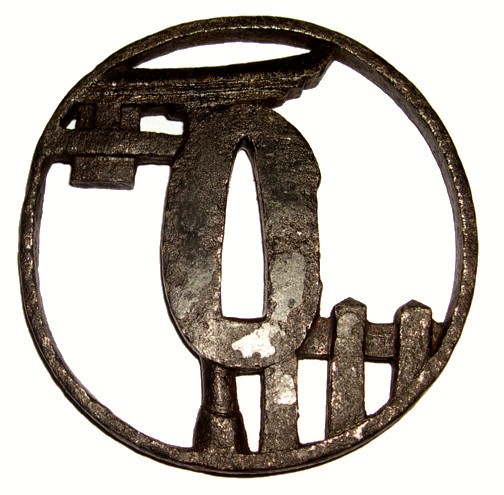 антикварная кованная цуба японского меча эпохи Эдо с изображением храмовых ворот