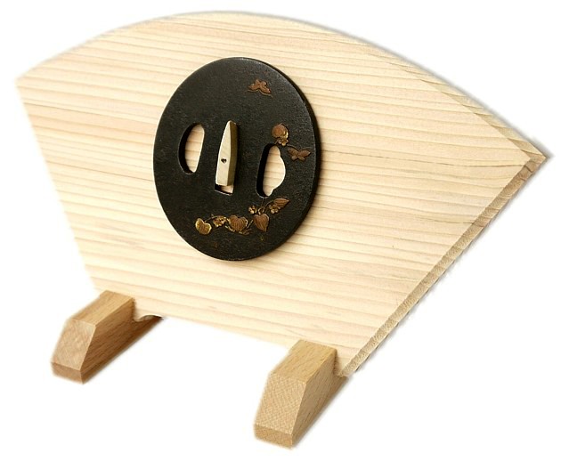 дисплей для цубы в форме раскрытого веера.