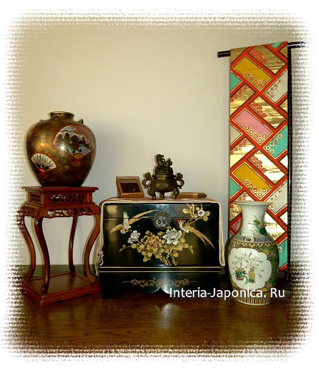 японский стиль интерьера: пояс оби, фарфоровая ваза, бронзовая курильница